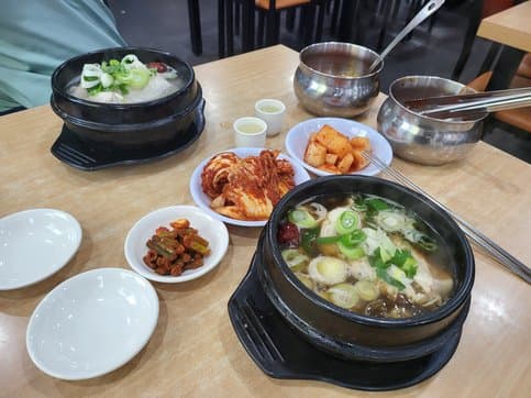 Baengnyeon Tojong Samgyetang Dongdaemun