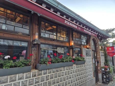 Blacksmith's Woodfire Pizza (Daejangjangi Hwadeok Pizza)