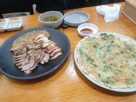 Dumegol Garlic Bossam Kalguksu Naengmyeon